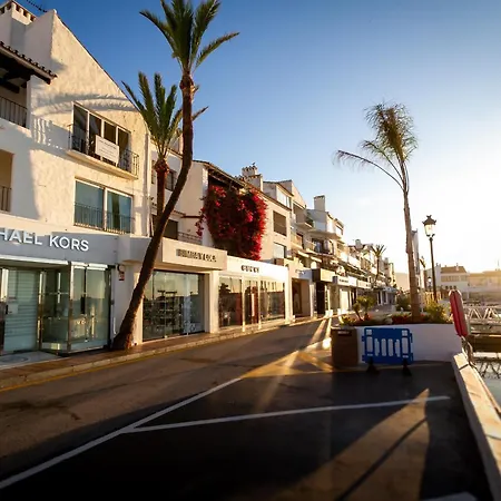Marbella Banus Suites - Banus - Playa Del Duque - Luxury Beachfront Complex - 2Br - 2Ba - Direct Beach Access - Just 3 Min Walk To Puerto Banus Marina - 35,000 M2 Tropical Gardens - 3 Pools - 2 Onsite Restaurants - Ideal For Families *